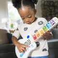 BABY EINSTEIN Kytara dotyková Strum Along Songs™ Magic Touch™ HAPE 12m+