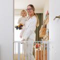 BABYONO Bezpečnostní zábrana na schody a dveře 75–96 cm bez vrtání