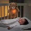Nattou Sleepy Bear usínáček plyšový hudební se světýlkem a senzorem pláče 4v1 
