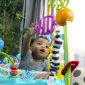BABY EINSTEIN Skákadlo/Aktivní centrum 2v1 Curiosity Cove™ 6m+ do 11kg
