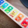 BABY EINSTEIN Hračka dřevěná hudební kytara Together in Tune Guitar™ Connected Magic Touch™ HAPE 6m+