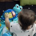 BABY EINSTEIN Skákadlo/Aktivní centrum 2v1 Curiosity Cove™ 6m+ do 11kg