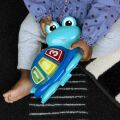 BABY EINSTEIN Skákadlo/Aktivní centrum 2v1 Curiosity Cove™ 6m+ do 11kg