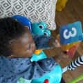 BABY EINSTEIN Skákadlo/Aktivní centrum 2v1 Curiosity Cove™ 6m+ do 11kg