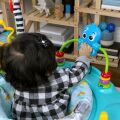 BABY EINSTEIN Skákadlo/Aktivní centrum 2v1 Curiosity Cove™ 6m+ do 11kg
