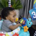BABY EINSTEIN Skákadlo/Aktivní centrum 2v1 Curiosity Cove™ 6m+ do 11kg