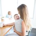 ErgoBaby Šátek Aura Wrap - Camel Harvest
