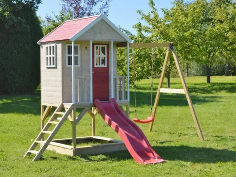 Dětský zahradní domeček s houpačkou, skluzavkou i pískovištěm