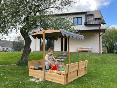ELINELI Pískoviště s krytem/lavičkami a šedou stříškou 