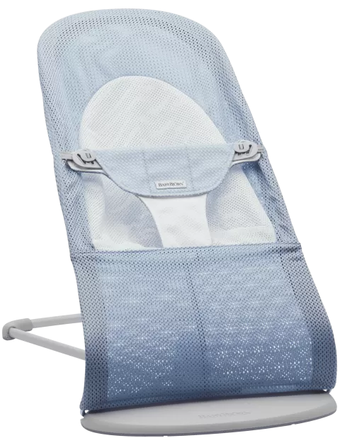 BabyBjörn lehátko Balance Soft - Sky Blue/White mesh